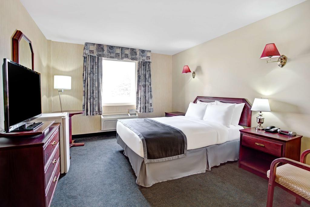 Hotel Super 8 Montreal Vaudreuil-Dorion Esterno foto