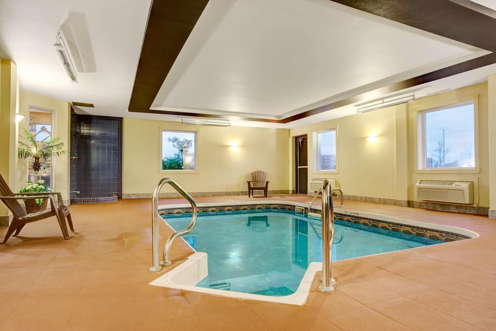 Hotel Super 8 Montreal Vaudreuil-Dorion Esterno foto