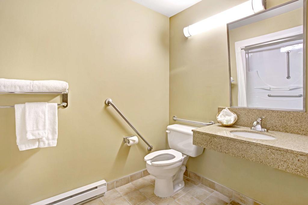 Hotel Super 8 Montreal Vaudreuil-Dorion Esterno foto